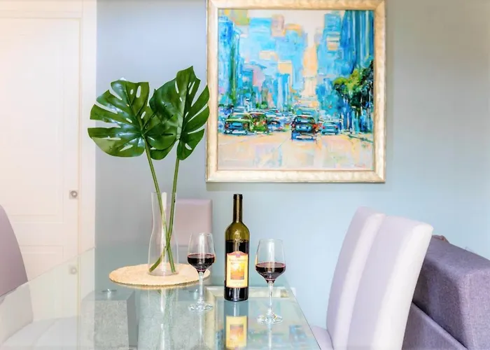 Hostly - Art & Color Midtown - 3Br 2Ba